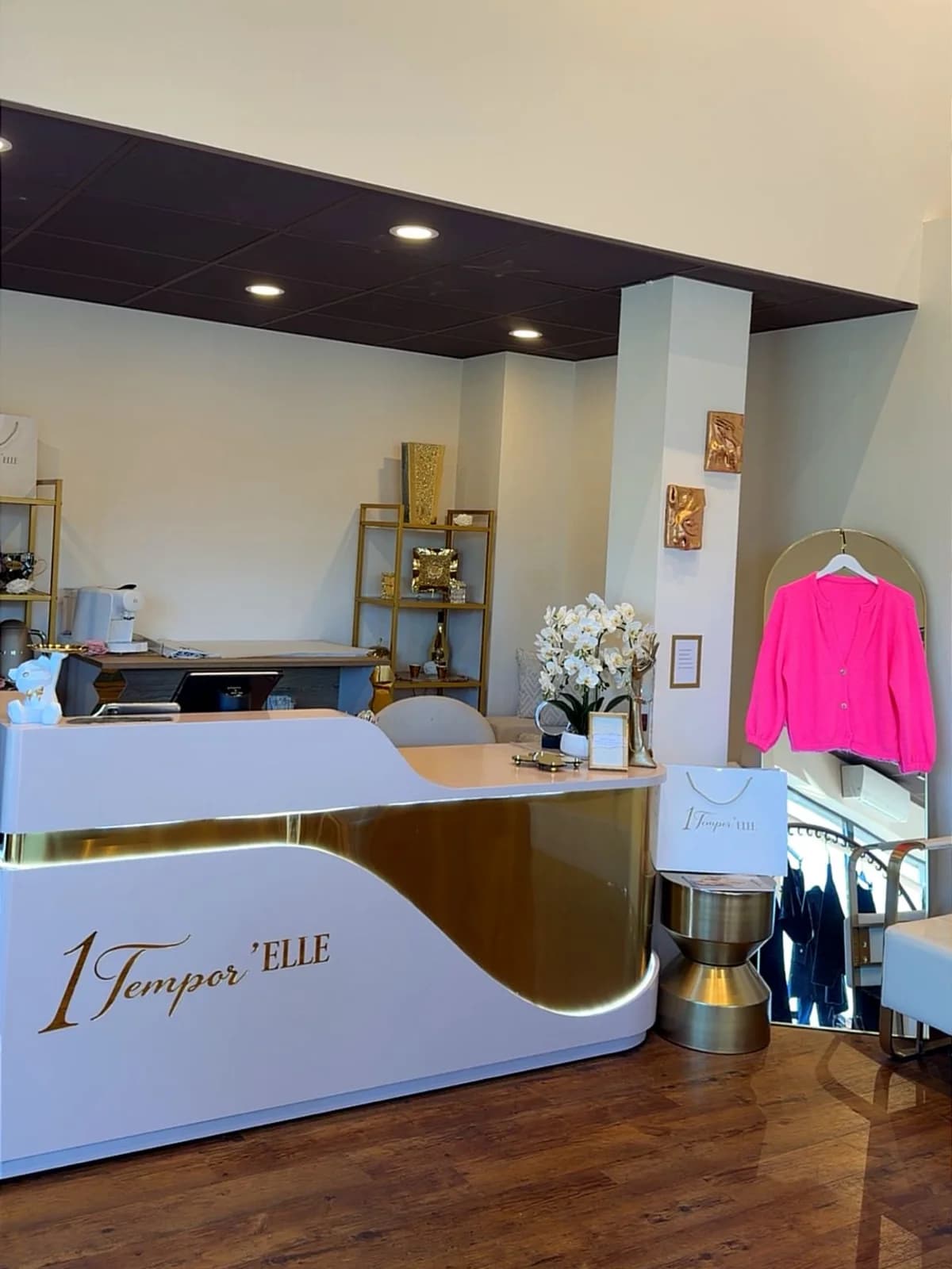 Détail du comptoir de la boutique 1Tempor'ELLE et de ses présentoirs dorés