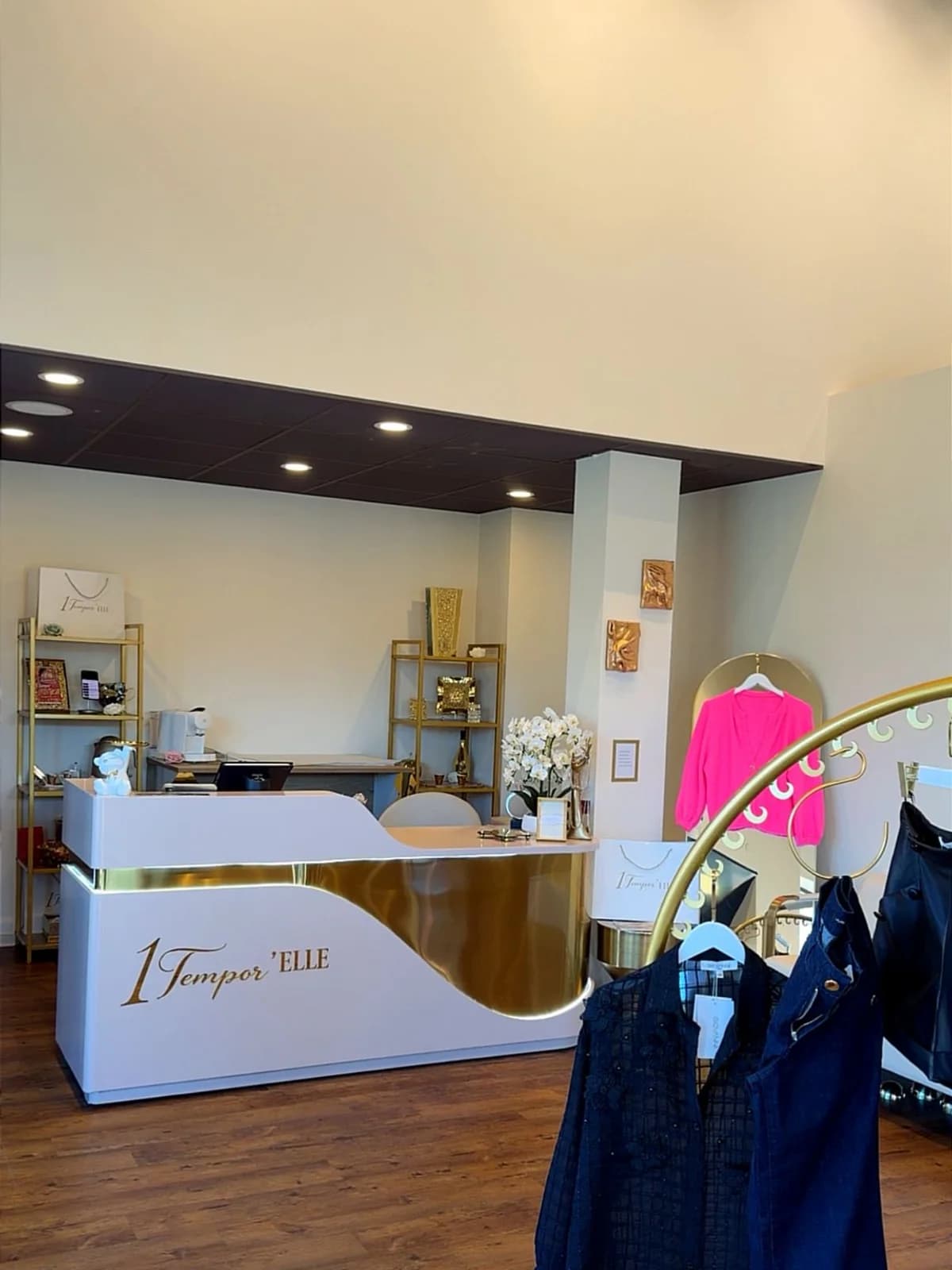 Le comptoir blanc et doré de la boutique, portant le logo 1Tempor'ELLE