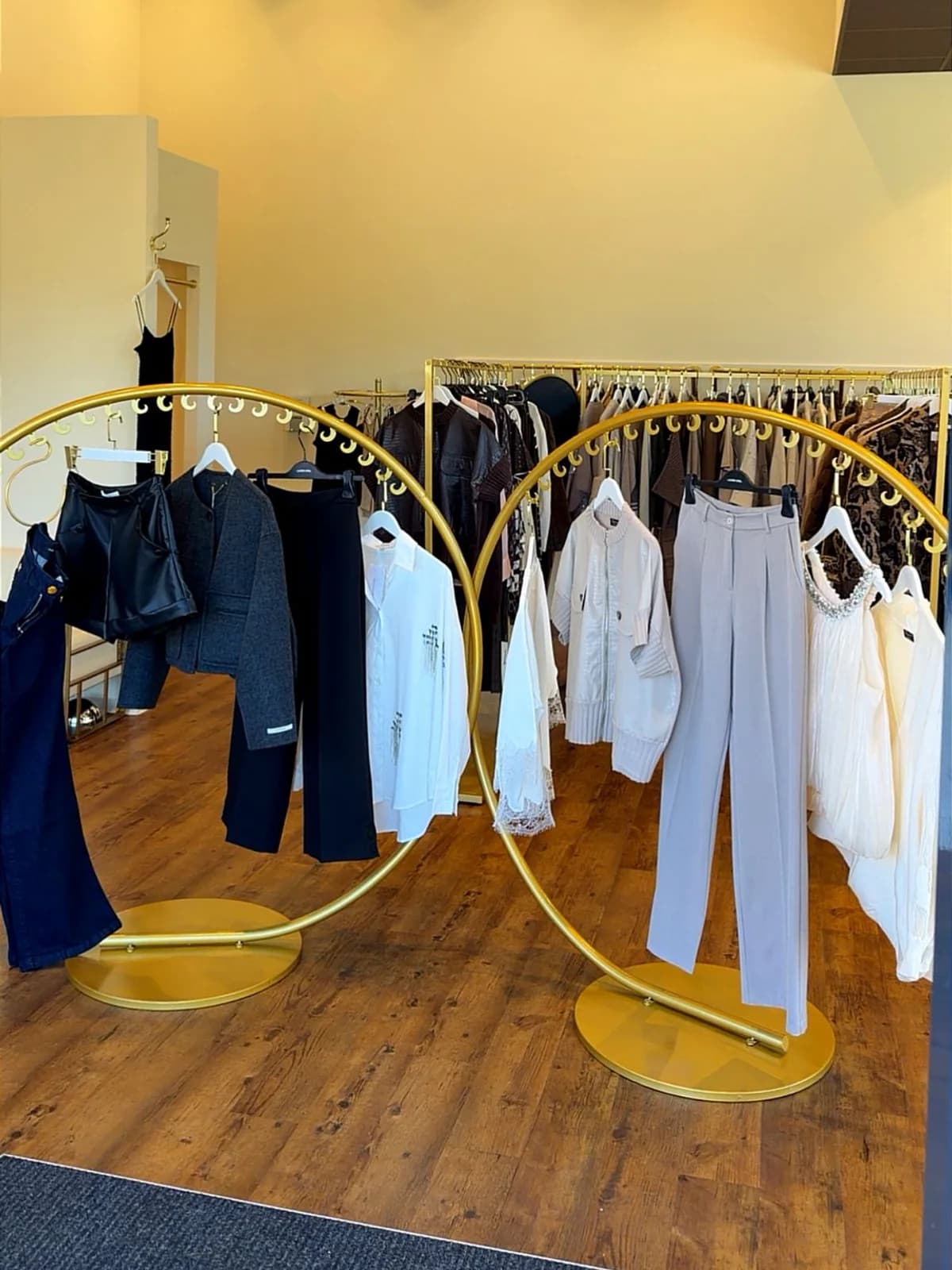 Portant doré et rayons de vêtements dans la boutique 1Tempor'ELLE