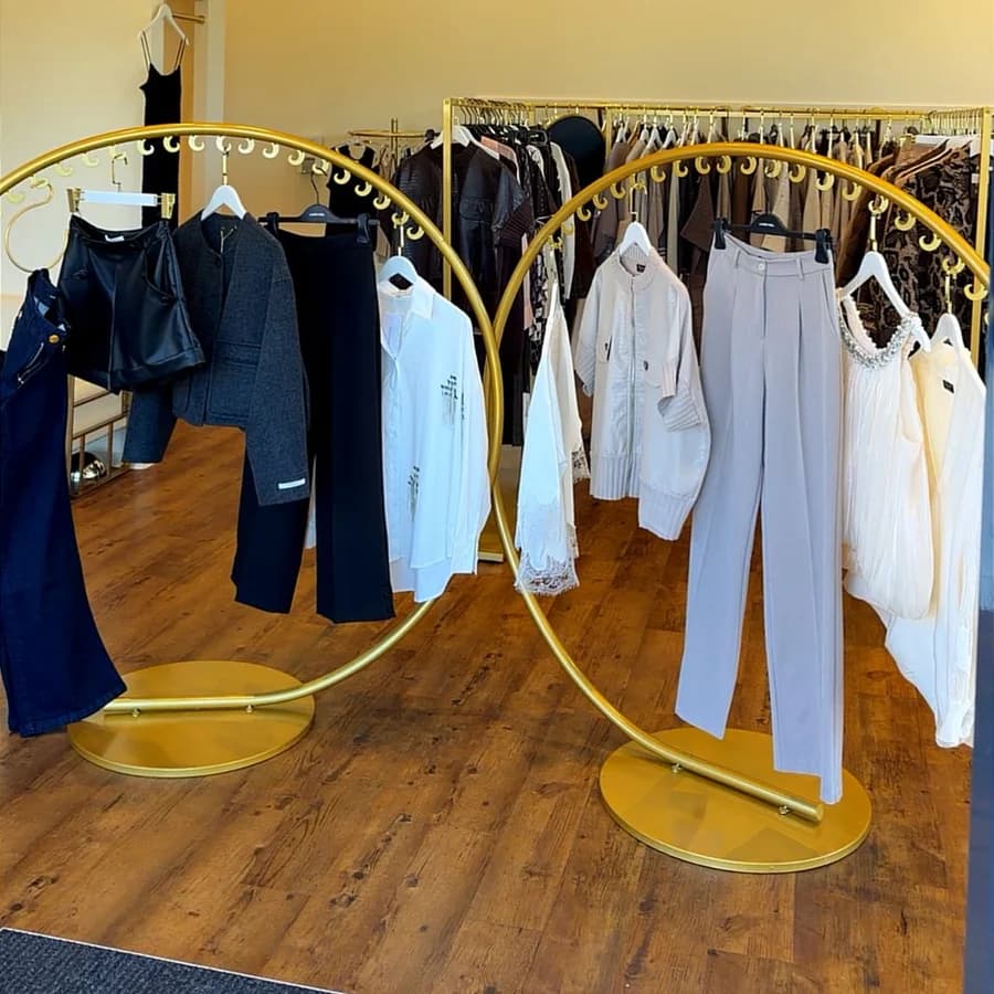 Portant doré et rayons de vêtements dans la boutique 1Tempor'ELLE