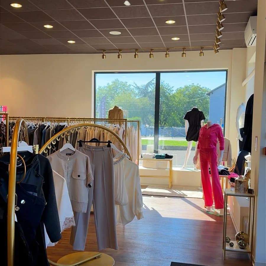 L'intérieur de la boutique 1Tempor'ELLE baigné de lumière naturelle, vue vers la vitrine