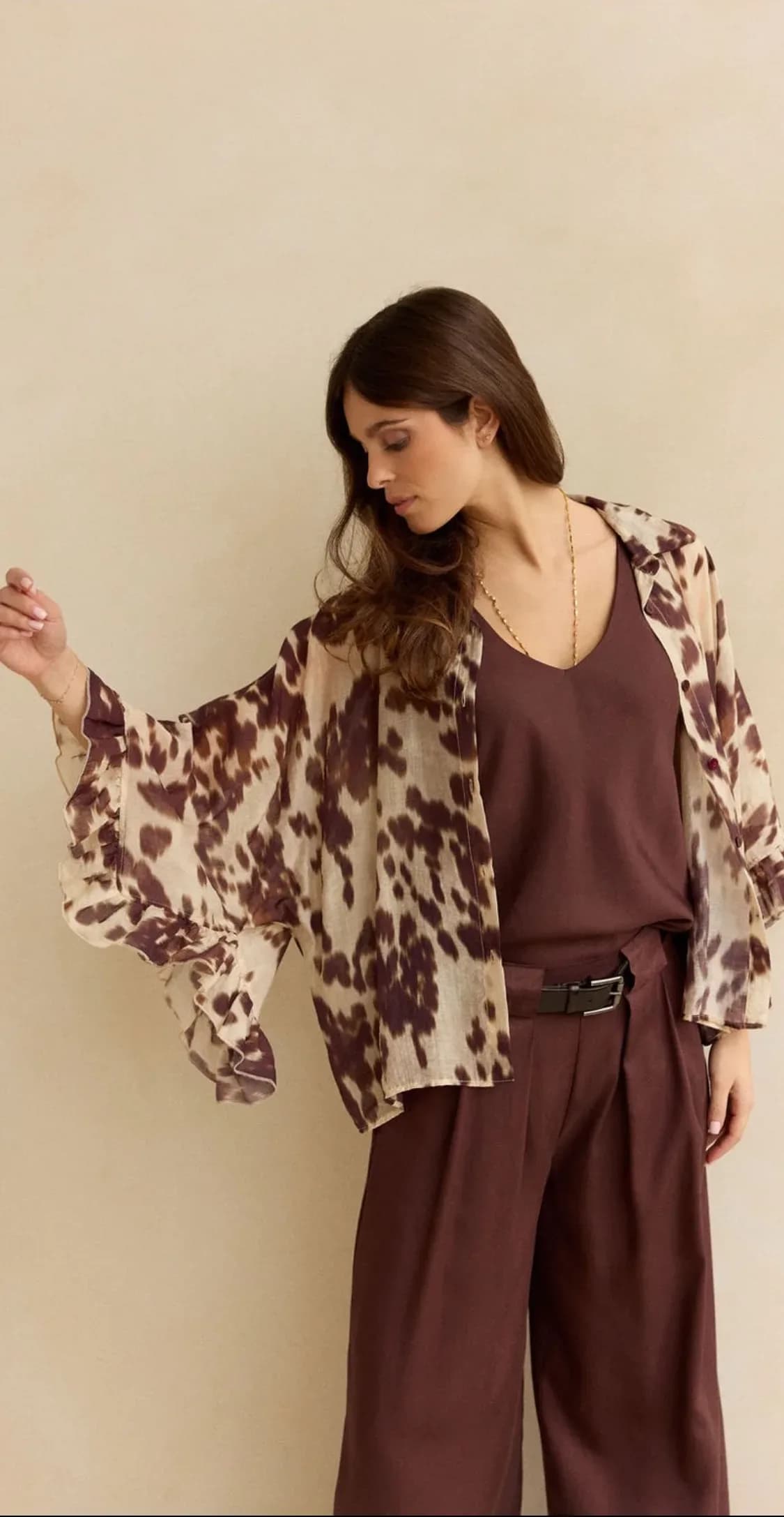 Chemise, de profil