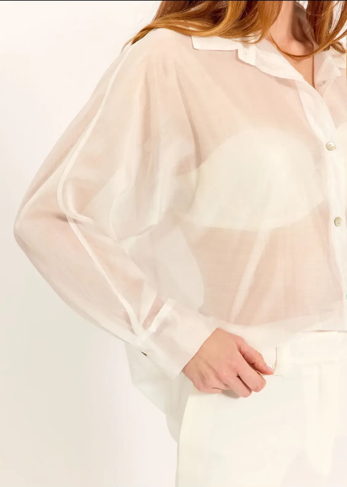 Chemise crème, de profil