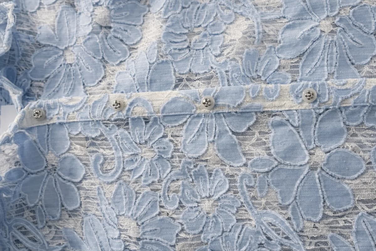 Chemise MYKONOS en coton bleu, détail de la matière