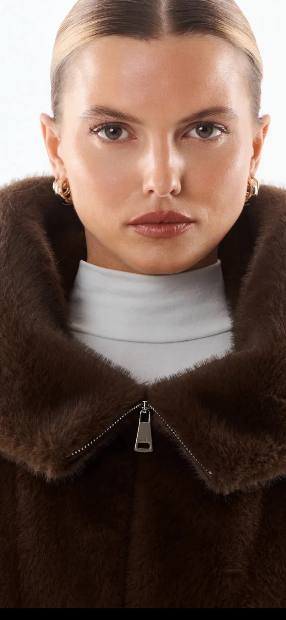 Gilets Sarina en polyester marron chocolat, vue de détail