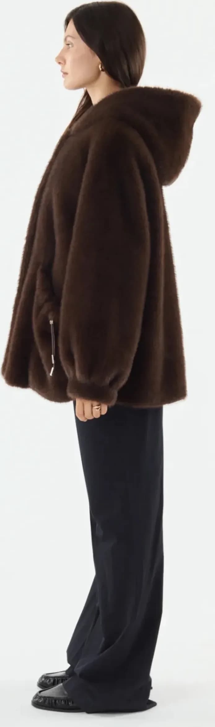 Manteaux Selena en polyester marron chocolat, détail de la matière