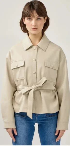 Veste ceinturée beige en similicuir