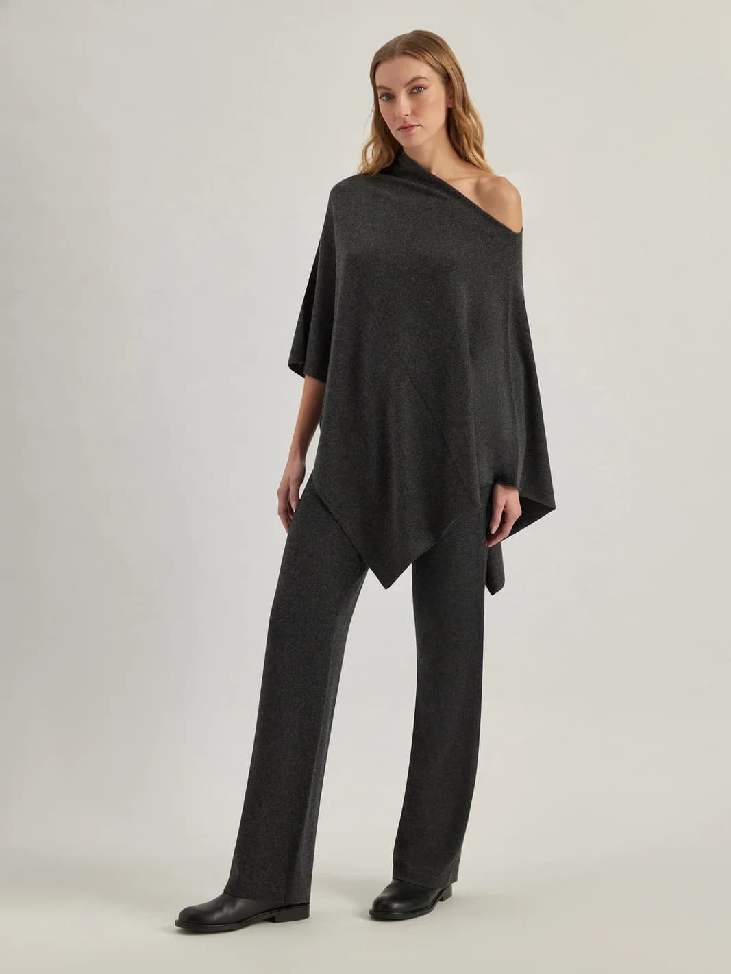 Poncho asymétrique en laine et cachemire, vue 2