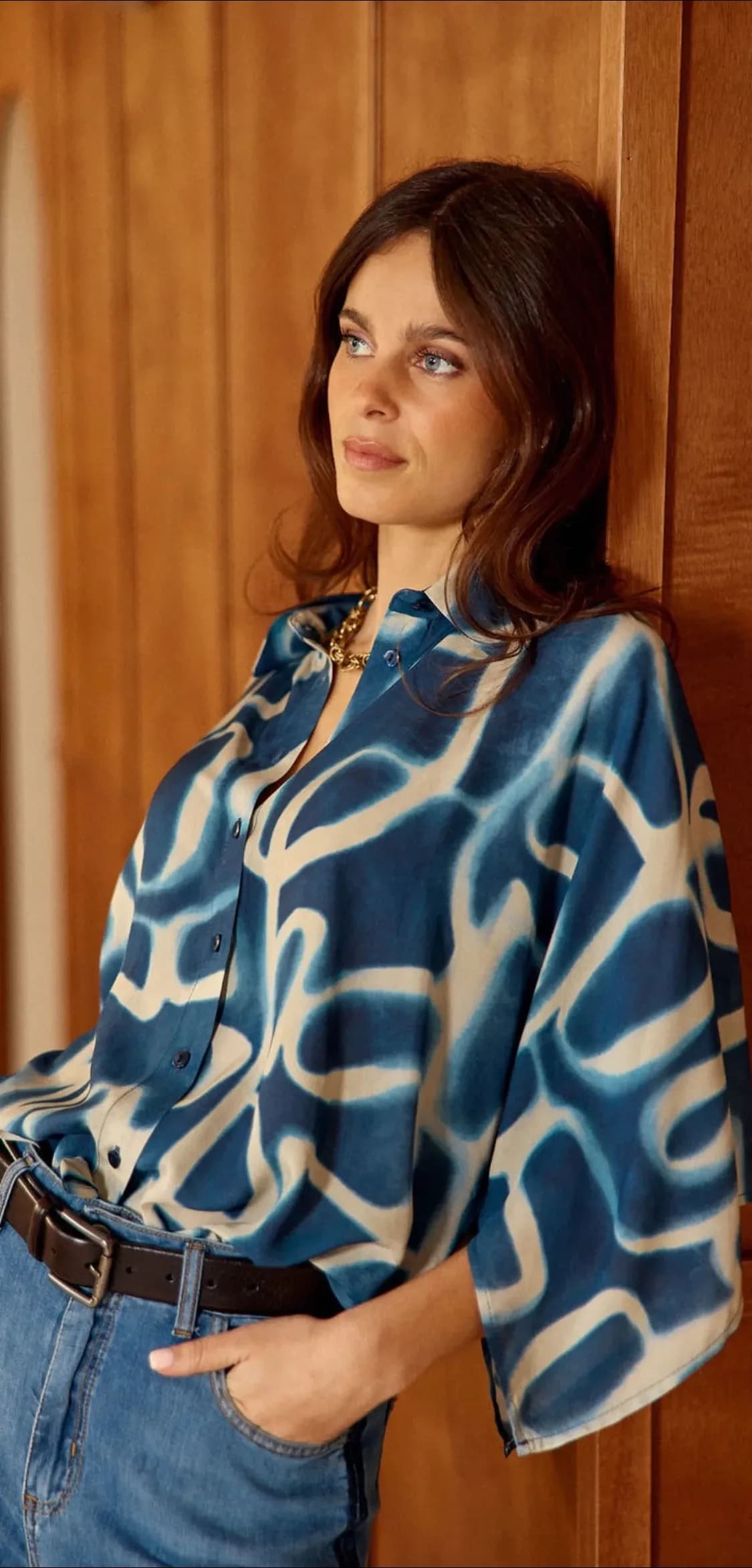 Chemise bleue en viscose, imprimé abstrait, vue 2