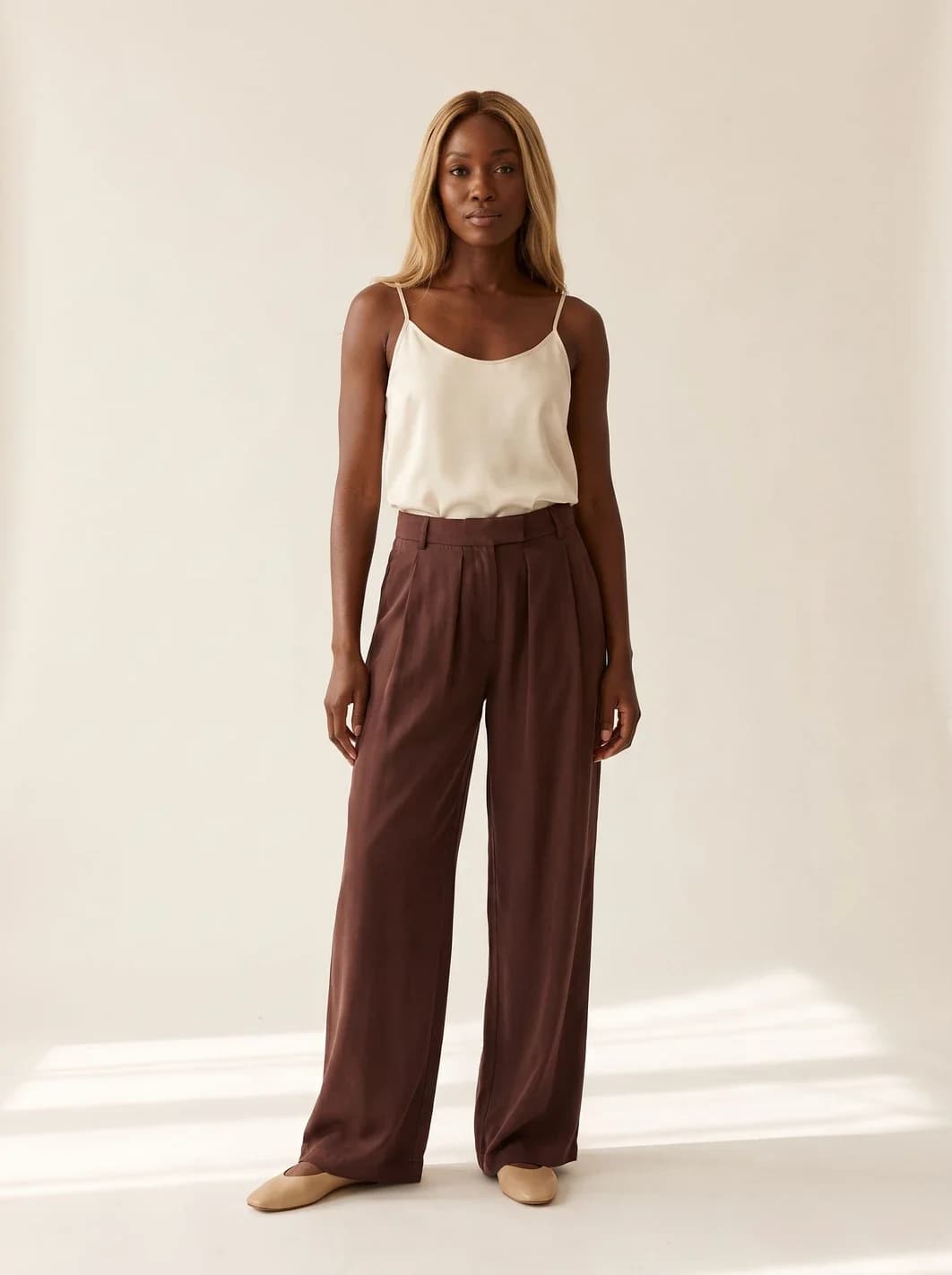 Pantalon large chocolat, lyocell fluide, vue 2