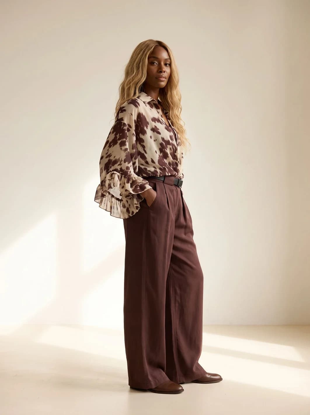 Pantalon large chocolat, lyocell fluide, vue 3