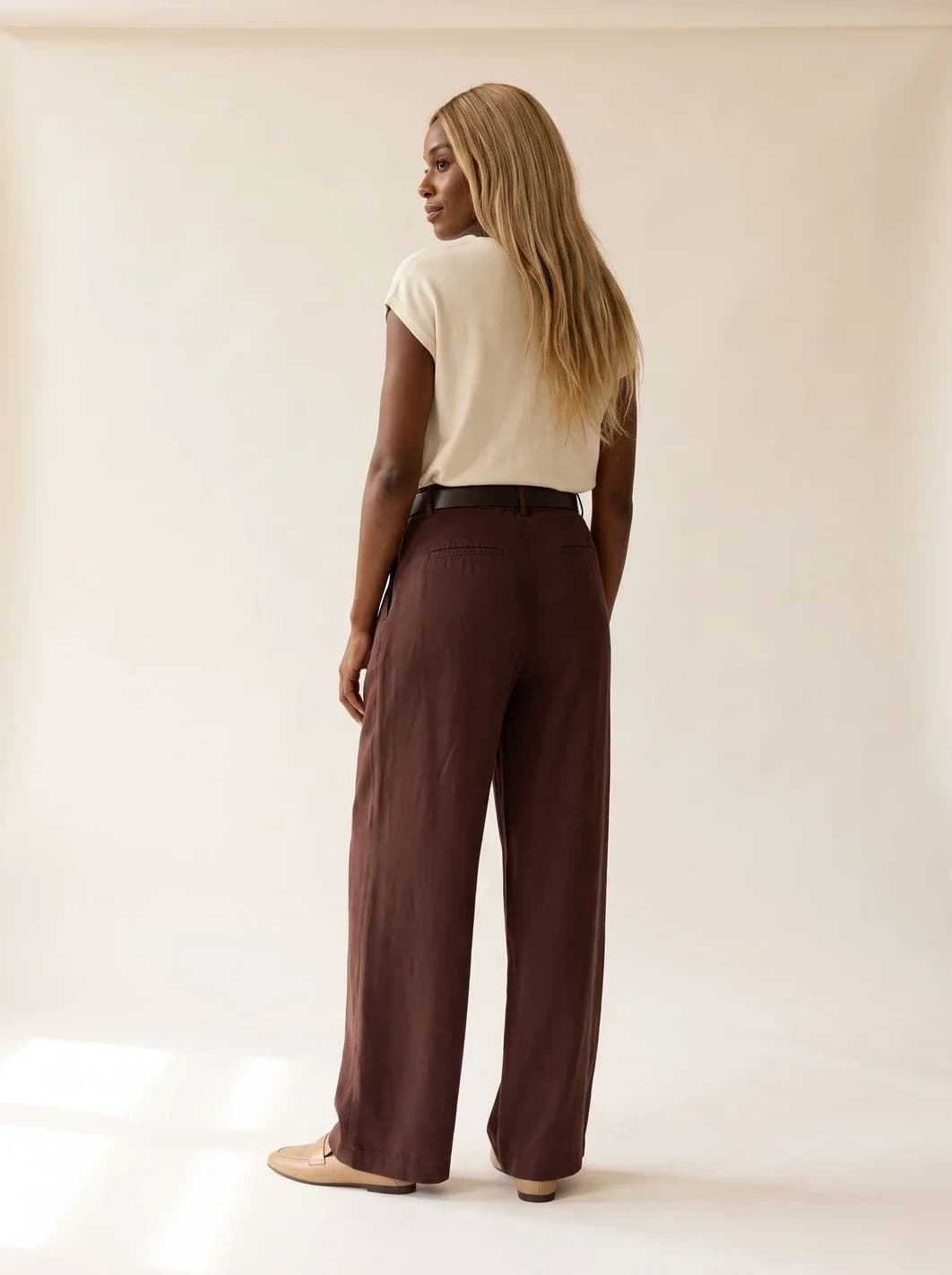 Pantalon large chocolat, lyocell fluide, vue 4