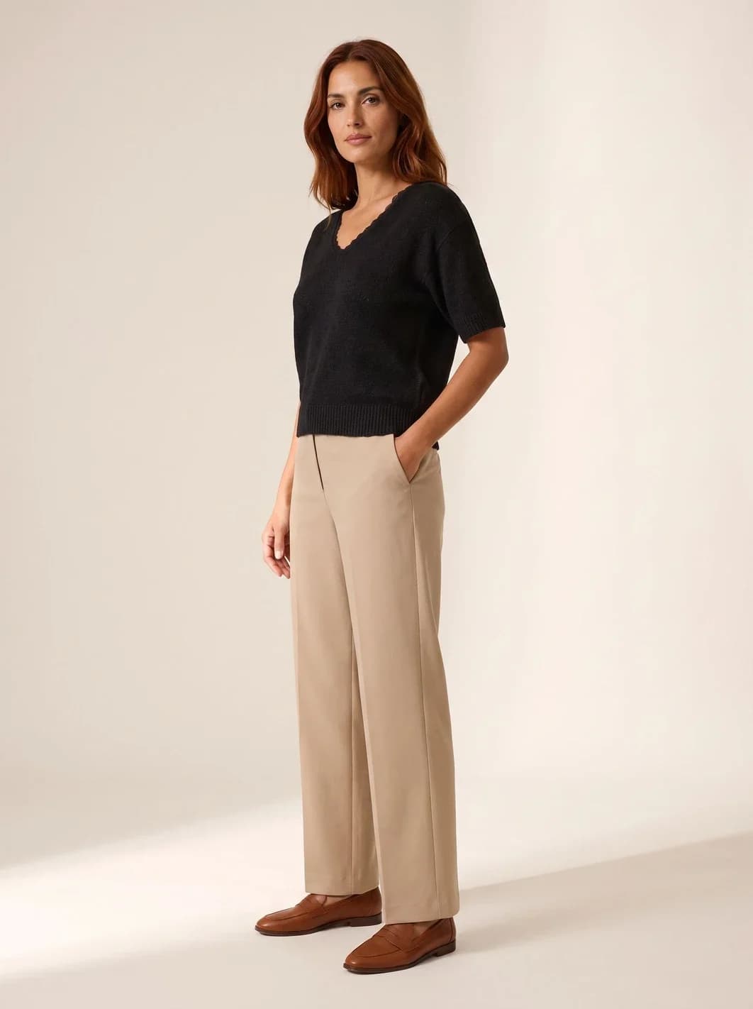 Pull noir ou écru, col V, manches courtes, vue 8