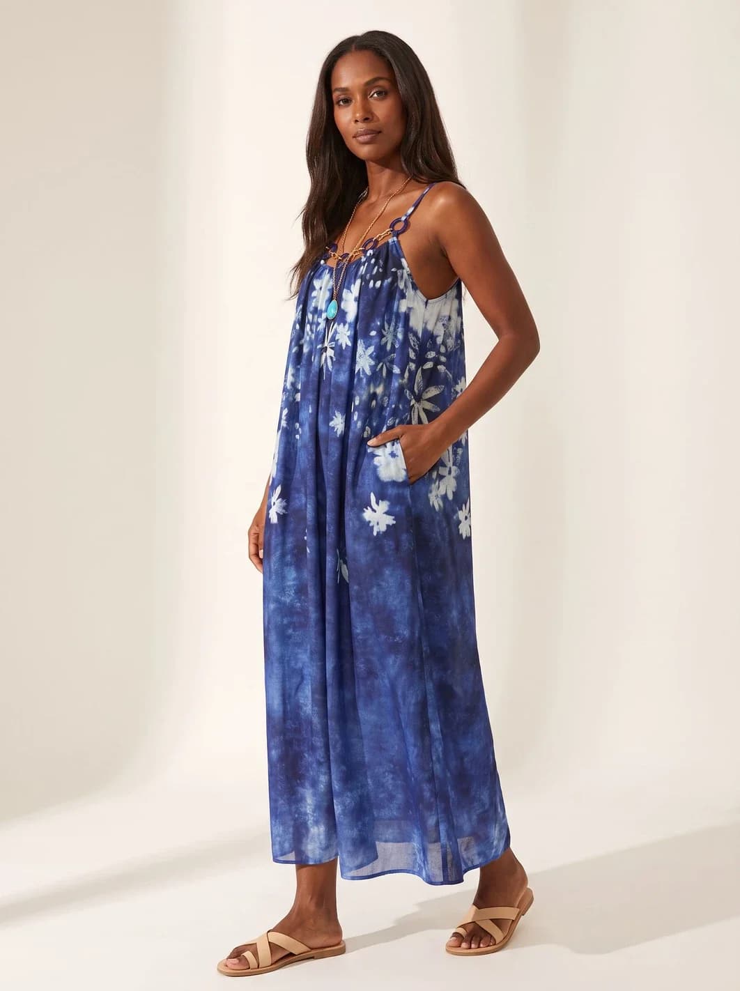 Robe longue bleu marine, fleurie, sans manches, vue 8