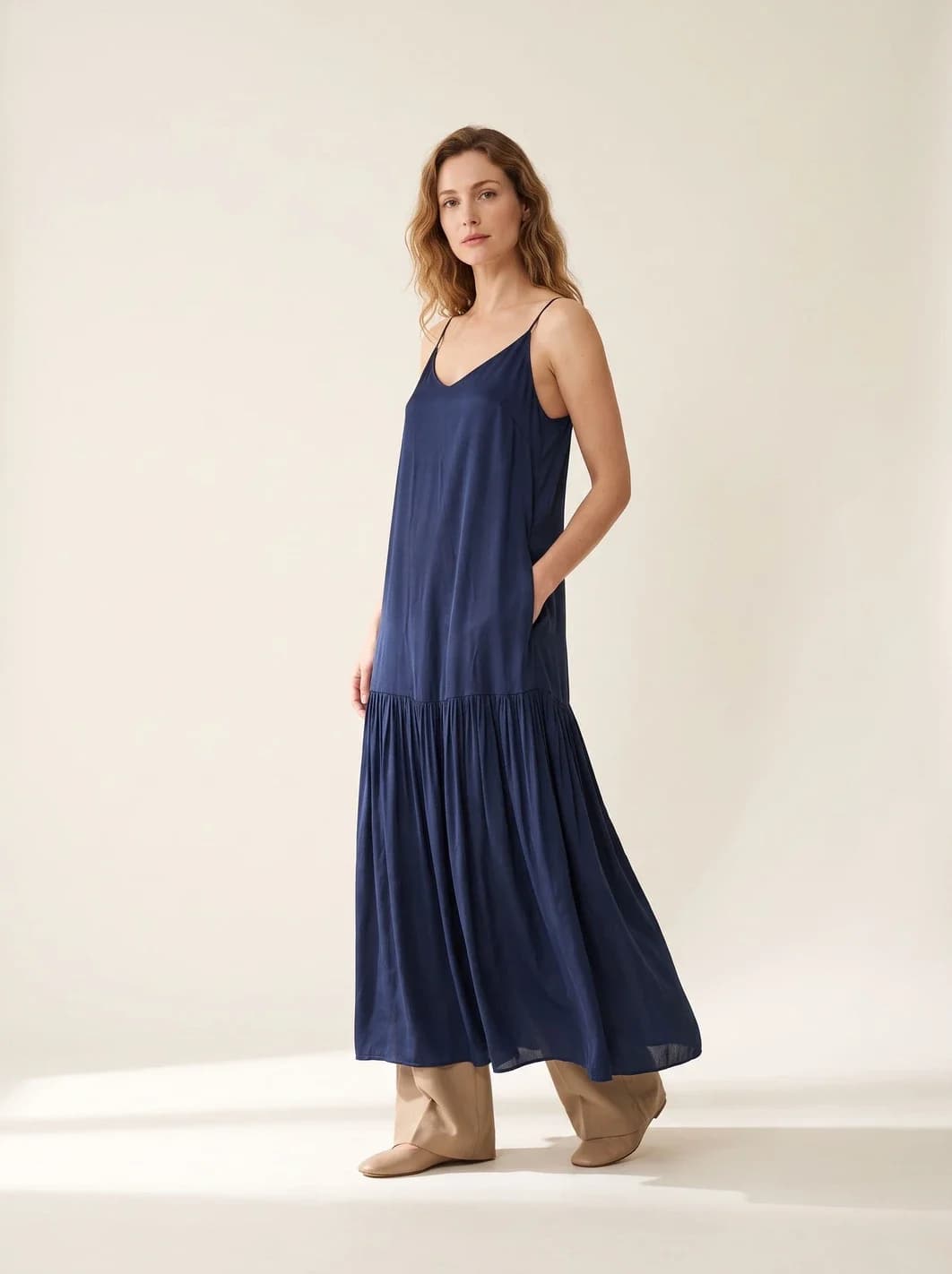 Robe longue bleu marine, plissée, bretelles, vue 6