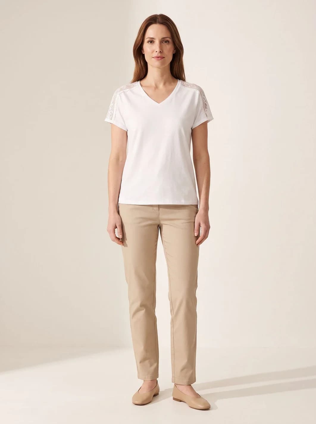 T-shirt blanc col V, épaules en dentelle, vue 5