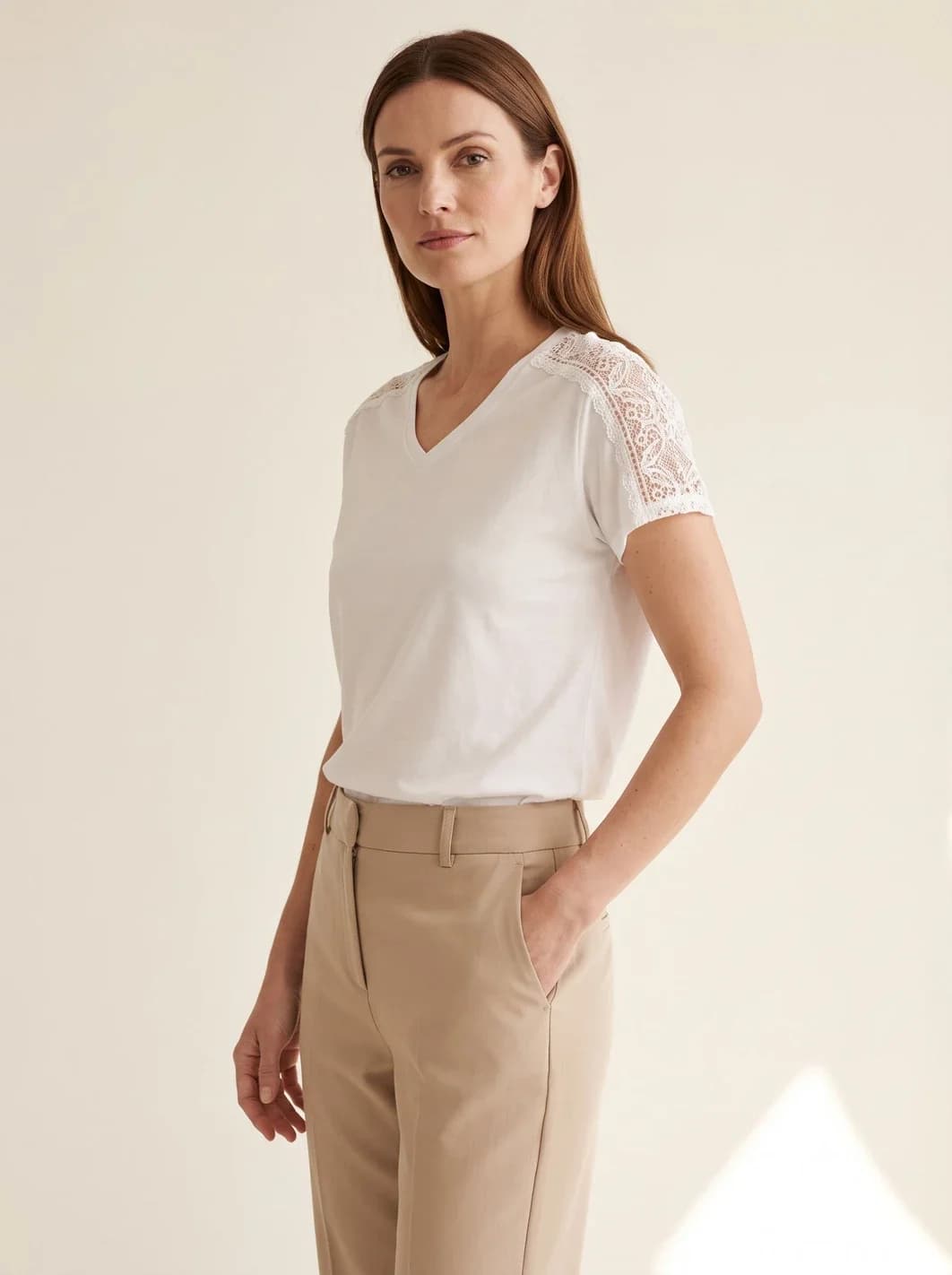 T-shirt blanc col V, épaules en dentelle, vue 6