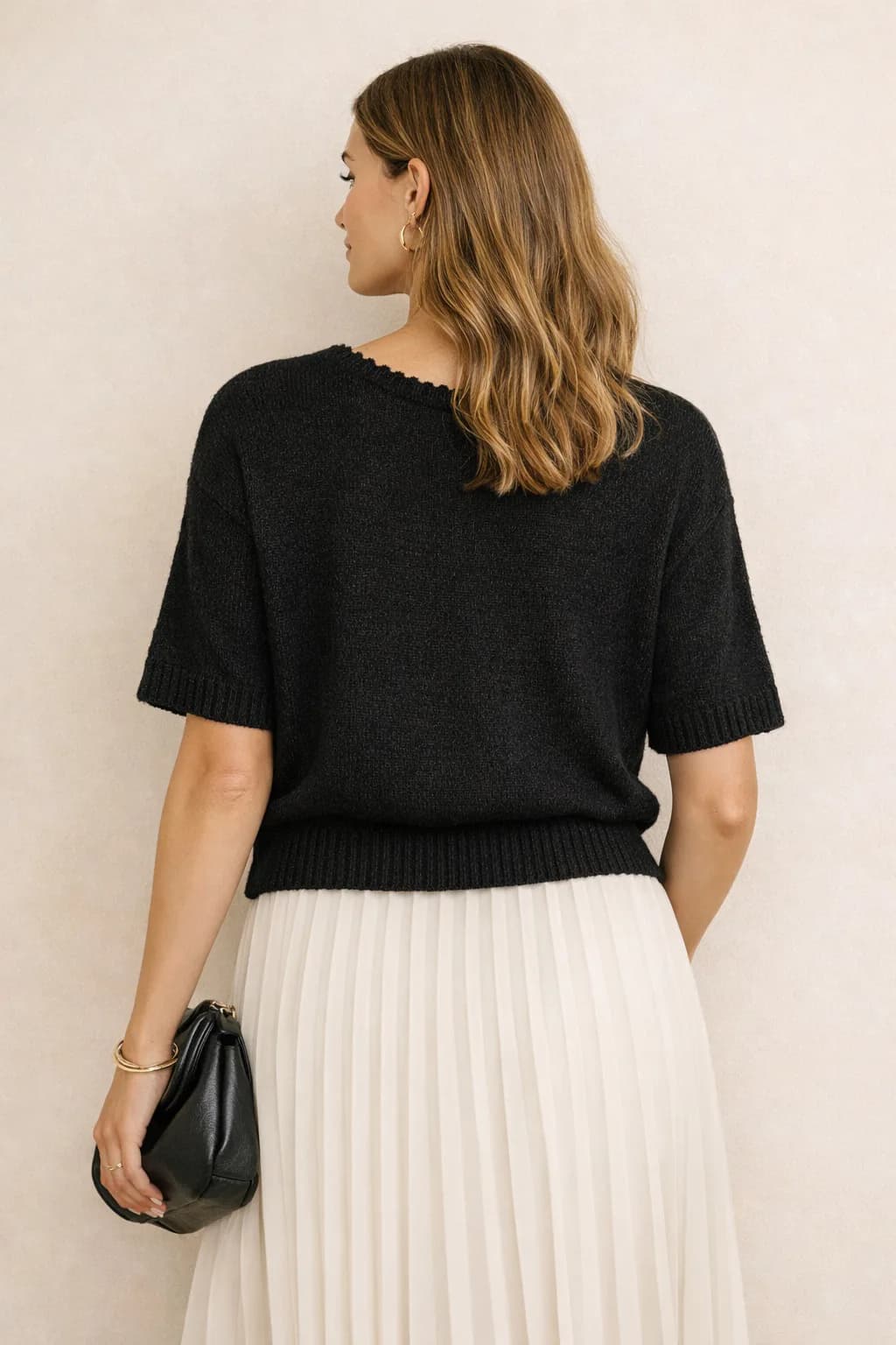 Pull noir ou écru, col V, manches courtes, vue 2