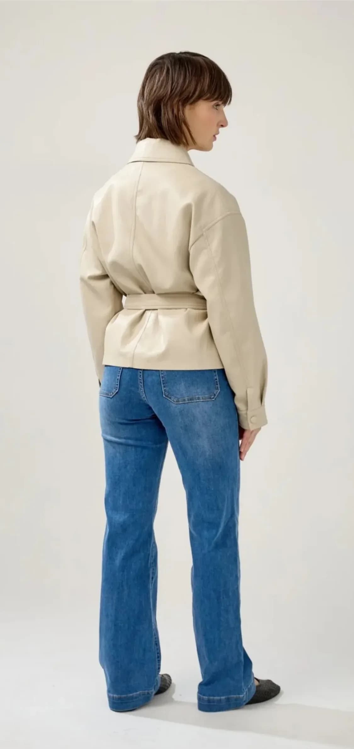Veste ceinturée beige en similicuir, vue 2